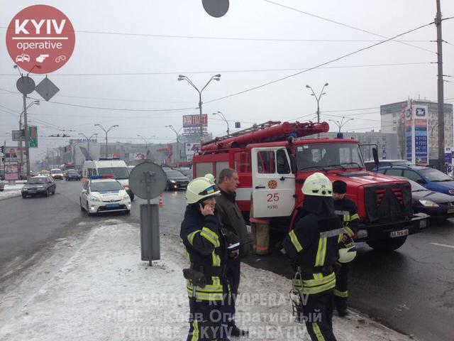 У Києві на ходу загорівся автомобіль 02