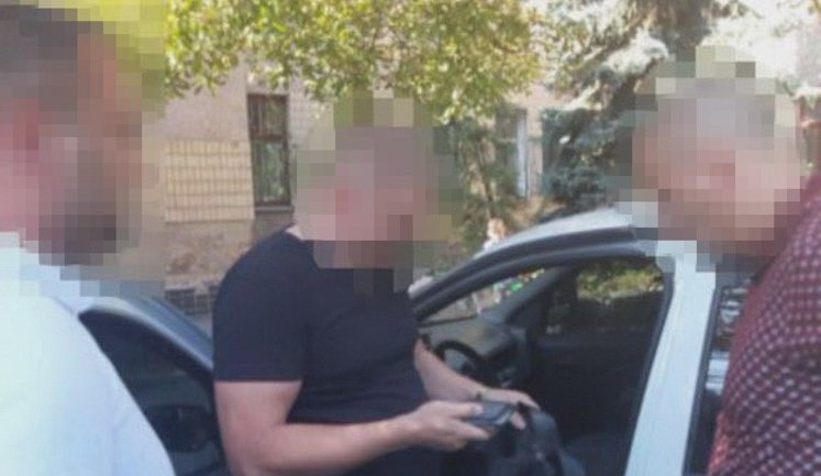 Майор поліції Дніпропетровщини попався на хабарі в 10 тис. за допомогу в уникненні кримінальної відповідальності. ФОТО