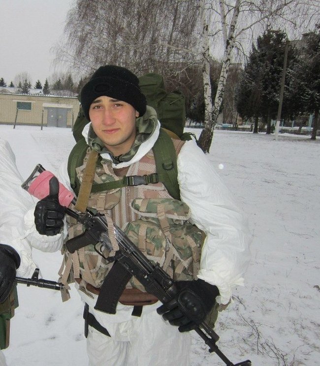 Меморіальну дошку українському воїну Денису Синюку встановили в Полтавському політехнічному коледжі 01