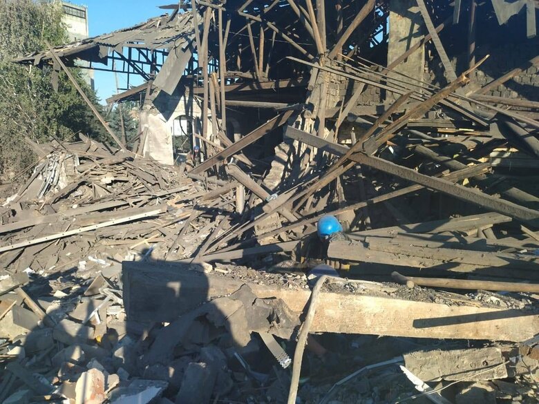 Внаслідок обстрілу Торецька зруйновано двоповерхівку. 6 людей загинули, - ДСНС 01