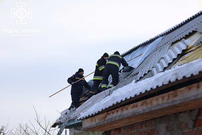 Multi-apartment building, 23 private houses and four shops damaged as result of enemy missile debris in Chernihiv - SES 02