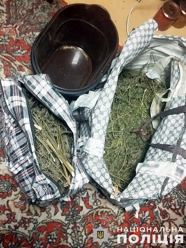 У Чернігові затримано нападника на військовослужбовця з наркотиками і зброєю