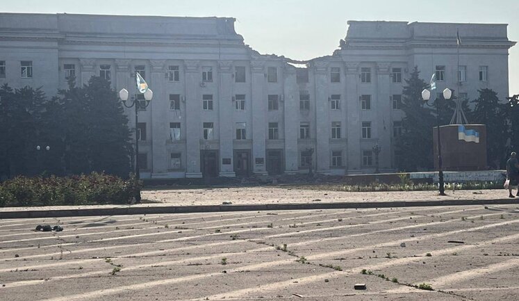 Будівля Херсонської ОВА після ранкового російського удару. ФОТО