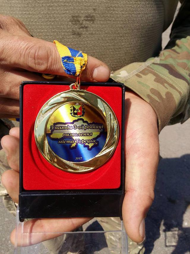 Жителі Торецька відзначили третю річницю визволення міста 08 Жителі Торецька відзначили третю річницю визволення міста 08