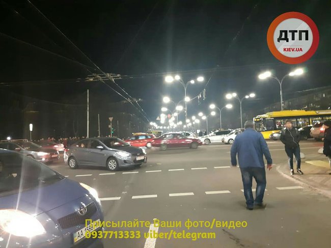 Маршрутка збила пішоходів у Києві, 3 особи госпіталізовано 04