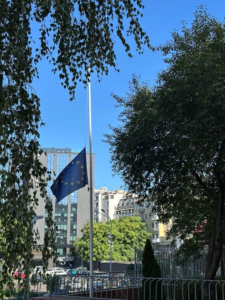 ЄС приспустив прапори на знак жалоби за загиблими в Україні