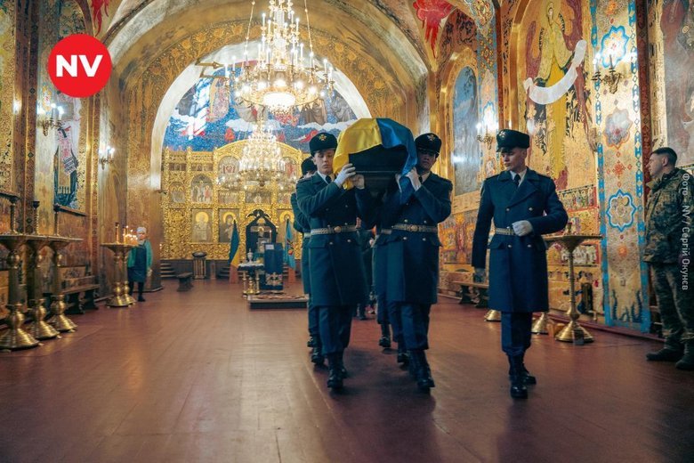 У Житомирі попрощалися з пілотом Олександром Довгачем