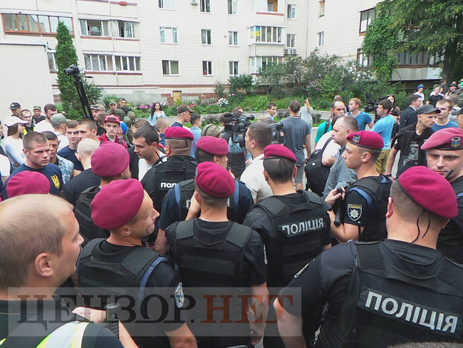 Активісти C14 побилися із журналістом Громадського Бурдигою під будівлею Голосіївського суду 10