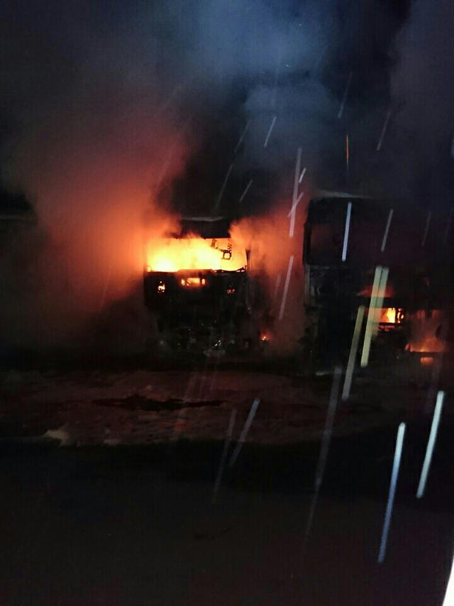 3 вантажівки згоріли вночі в Миколаєві 01