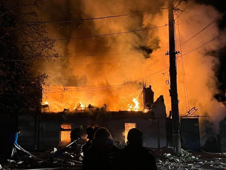 Російський удар по Одесі: двоє загиблих, десятки будинків пошкоджено