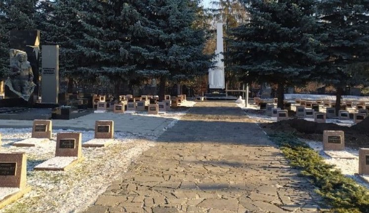 Кернеса похоронят напротив Кушнарева, которого подозревали в сепаратизме и убили на охоте. ФОТО