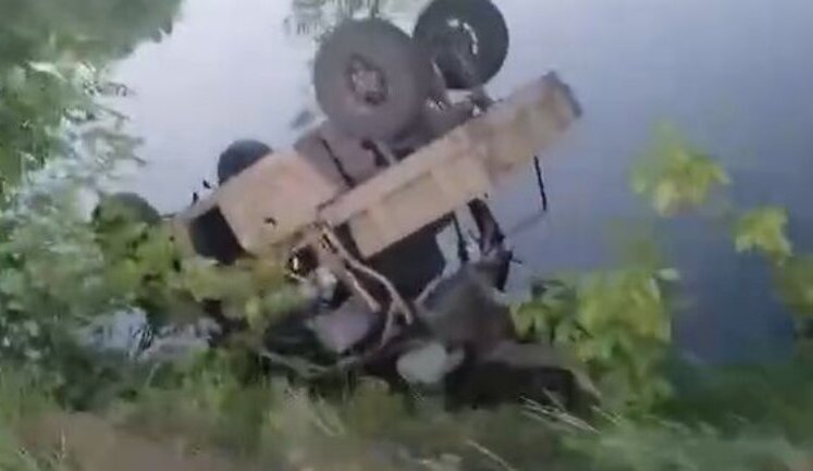 Russian army convoy destroyed in Kherson region: "Poor driver, they f#cked up everybody, they didn’t even make it to us". VIDEO