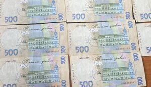 Сообщено о подозрении водителю такси, присвоившего 400 тыс. грн, забытые женой пропавшего без вести воина, - Офис генпрокурора. ФОТО