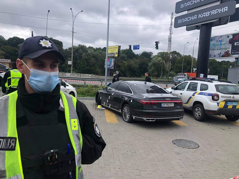 Стріляли в автомобіль помічника Зеленського Шефіра, поранено водія 06