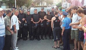 Автобус со звуковой аппаратурой, подвергшийся нападению, не пускают к Украинскому дому. ФОТО