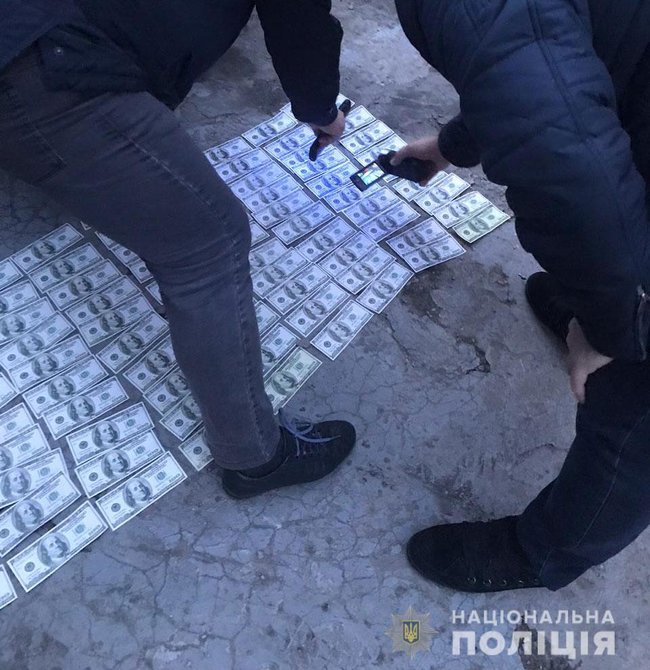 Руководитель общественных организаций, шантажировавший предпринимателей в Днепре, задержан при получении 10 тыс. долл., - Нацполиция 03