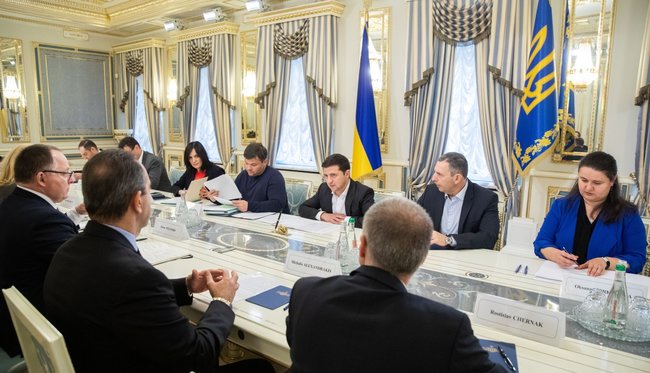 Зеленський обговорив перспективи бізнесу в Україні з найбільшими виробниками сигарет 01