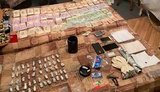 Полиция задержала группу наркоторговцев в Мукачево: изъяты десятки свертков с марихуаной, пакеты с метамфетамином и деньги. ФОТОрепортаж