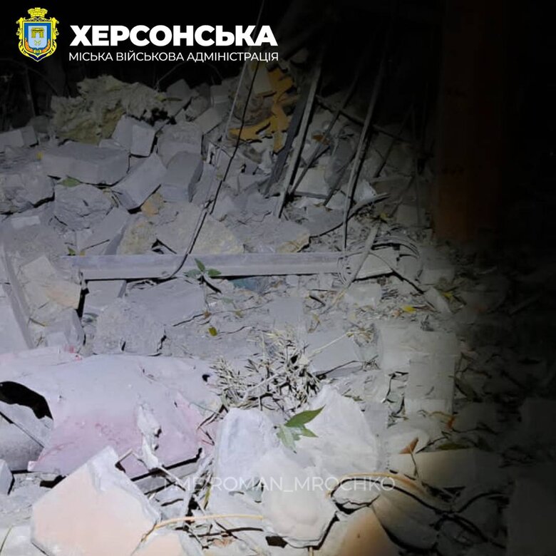 В результате обстрела россиянами Херсона 7 человек получили ранения, повреждено более 10 домов 04