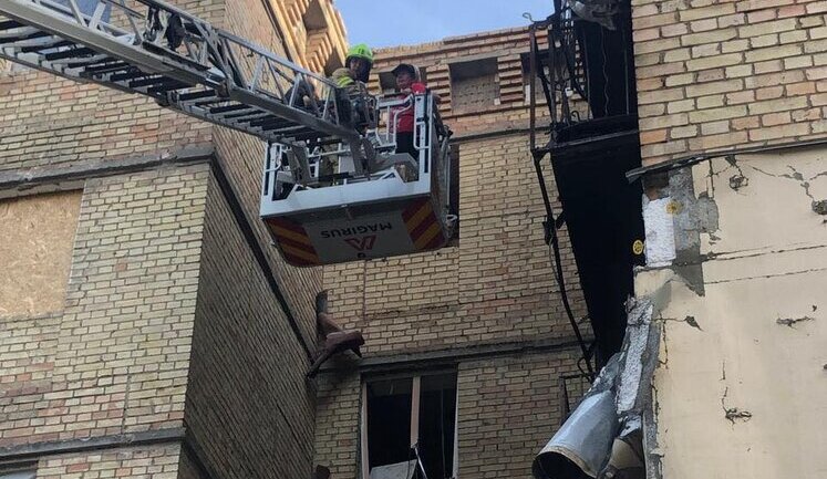 В одному з будинків Києва, що був пошкоджений через ворожу атаку, впав проліт на сходах