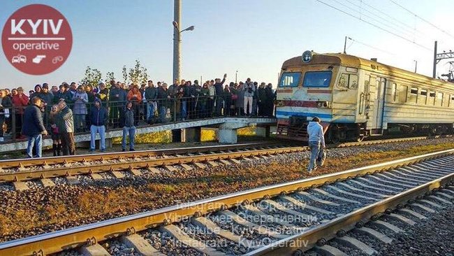 У Києві пасажири заблокували рух міської електрички: С#ка, підняли проїзд удвічі, і приїжджає по чотири вагони. Якого хера бл#? 01