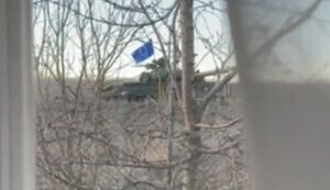 Resident of Belgorod region looks out her window at movement of unknown unit under flag similar to EU flag: "’F#ck! Tanks are coming!". VIDEO