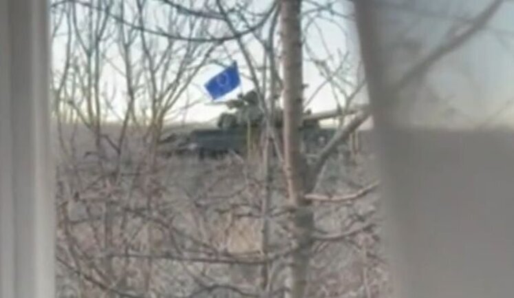 Resident of Belgorod region looks out her window at movement of unknown unit under flag similar to EU flag: "’F#ck! Tanks are coming!". VIDEO