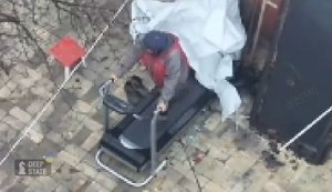 Мешканка Покровська попри бої та обстріли тренується на біговій доріжці. ВIДЕО безпілотника