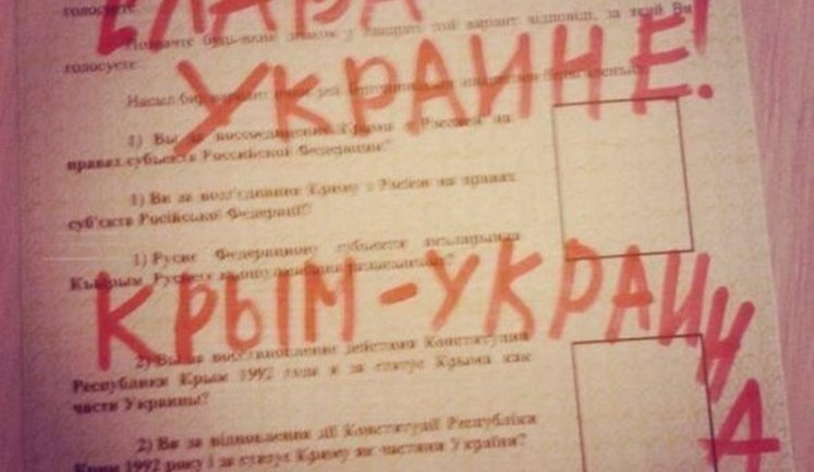 "Хутин Пуй!" и "Свобода или смерть", - многие крымчане пришли на "референдум", чтобы выразить свой протест. ФОТОрепортаж