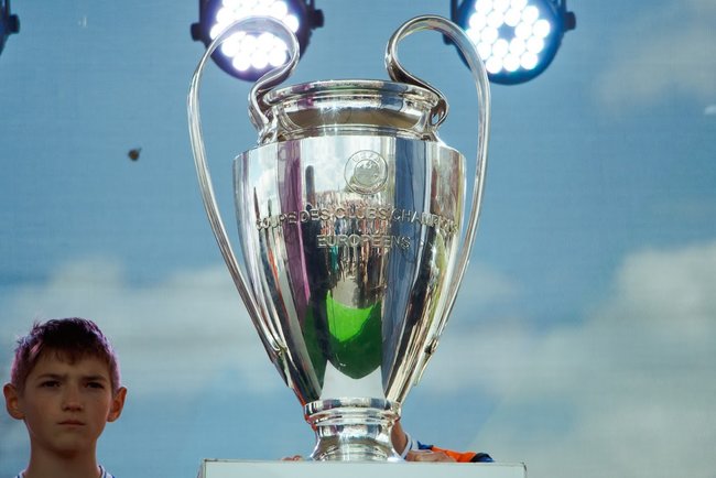 До Дніпра вперше привезли кубки Ліги чемпіонів УЄФА 01