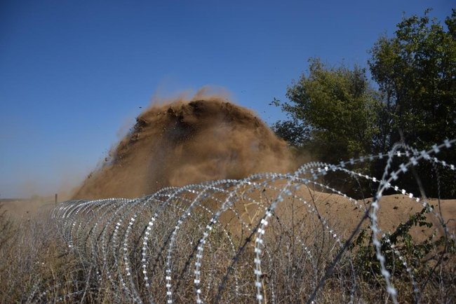 На границе с Россией пограничники устанавливают новые заграждения 02