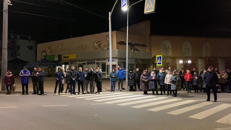 Тульчин живым коридором встретил тело погибшего в результате российского обстрела воина 56-й ОМПБр Дениса Кононенко. Люди стали на колени перед героем 06