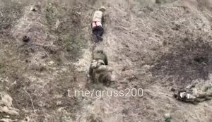 Окупант на полі бою двічі хреститься, а потім повзе за своїм голозадим поплічником. ВIДЕО