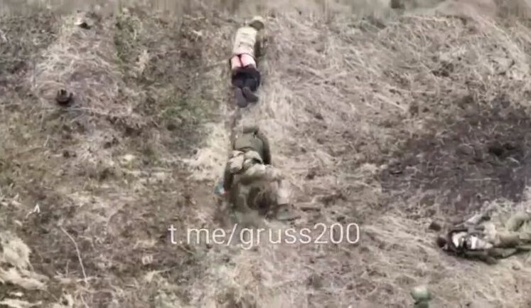 Окупант на полі бою двічі хреститься, а потім повзе за своїм голозадим поплічником. ВIДЕО