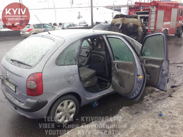 У Києві на ходу загорівся автомобіль 03