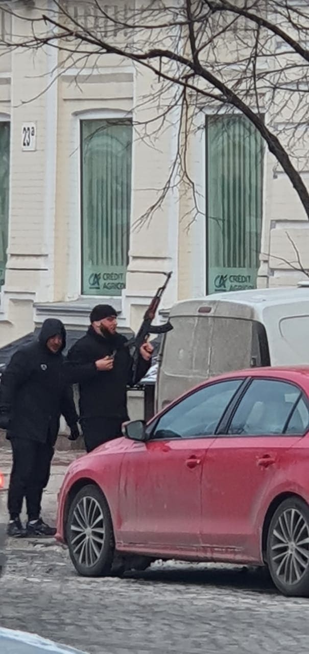 В центре Киева мужчина устроил стрельбу из автомата 02