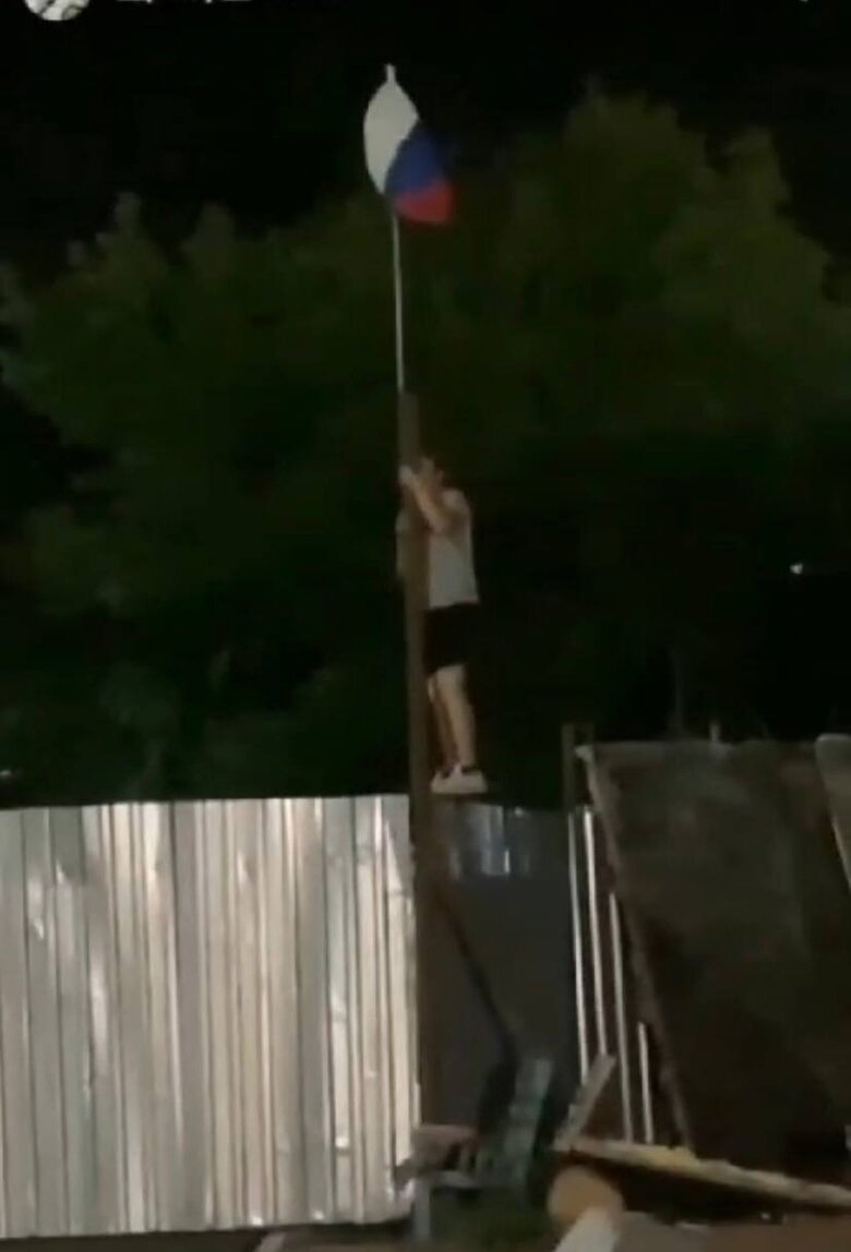 Підлітки хотіли зняти прапор РФ у Маріуполі поряд із базою рашистів. Їх шукають спецслужби окупантів 01