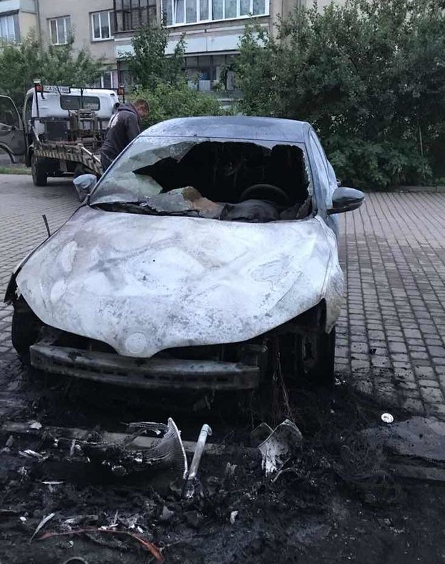 Автомобіль офіцера Держприкордонслужби спалили в Ужгороді 01