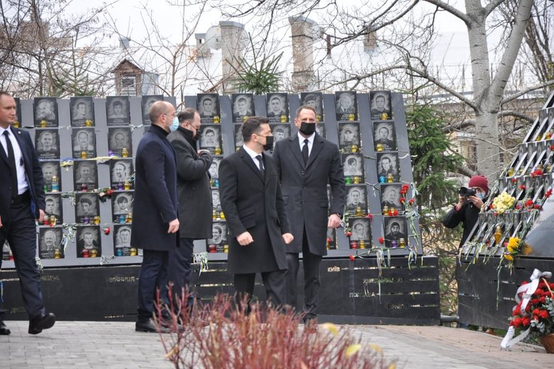 Зеленський та Єрмак вшанували память загиблих Героїв Небесної Сотні в Києві 06