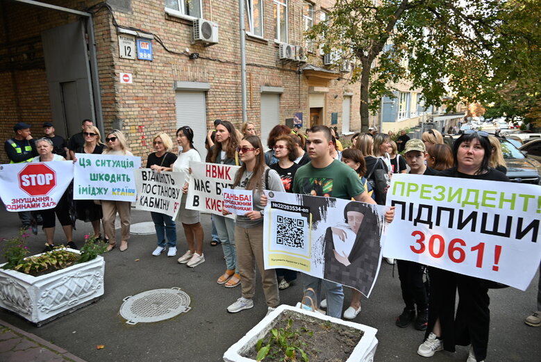 Акція Голоси полеглих Героїв: родичі загиблих воїнів закликають владу створити Національне військове кладовище у Биківні 03