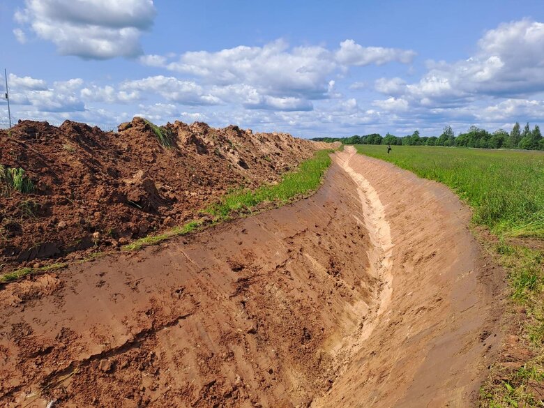 Estonia digs trenches on the border with Russia