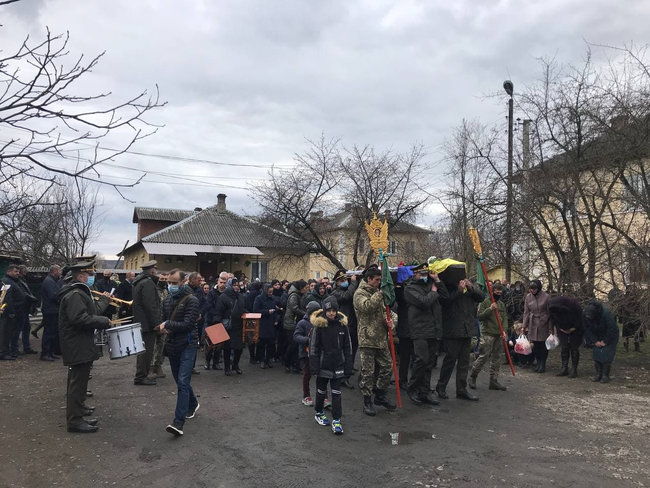У Чернівецькій області попрощалися із загиблим у зоні ООС воїном 10-ї ОГШБр Ярославом Карлійчуком 05 У Чернівецькій області попрощалися із загиблим у зоні ООС воїном 10-ї ОГШБр Ярославом Карлійчуком 05