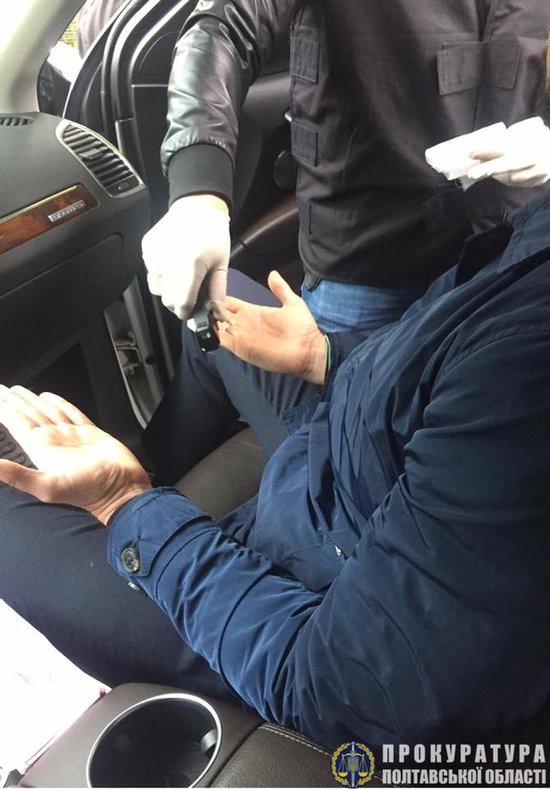 Экс-чиновник Полтавской ОГА задержан при получении 50 тыс. грн взятки 02