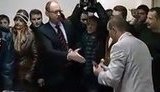 Яценюк и Тягнибок приехали в ОИК: Украл голоса - 5 лет тюрьмы. Они вас оттуда вытягивать не будут. + ВИДЕО