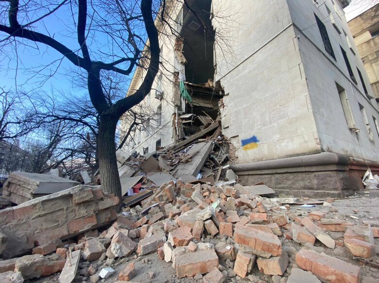 Рашисты ударили по центру Херсона, повреждено здание ОВА 02