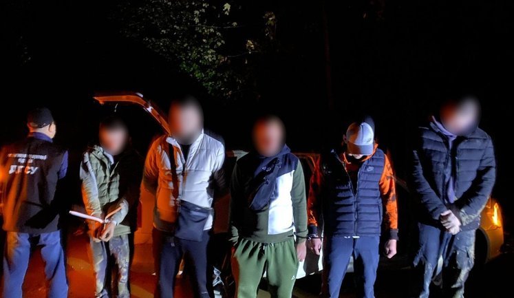 Незаконний перетин кордону із Румунією за 7,5 тис. євро: на Буковині затримано групу українців, - ДПСУ. ФОТОрепортаж