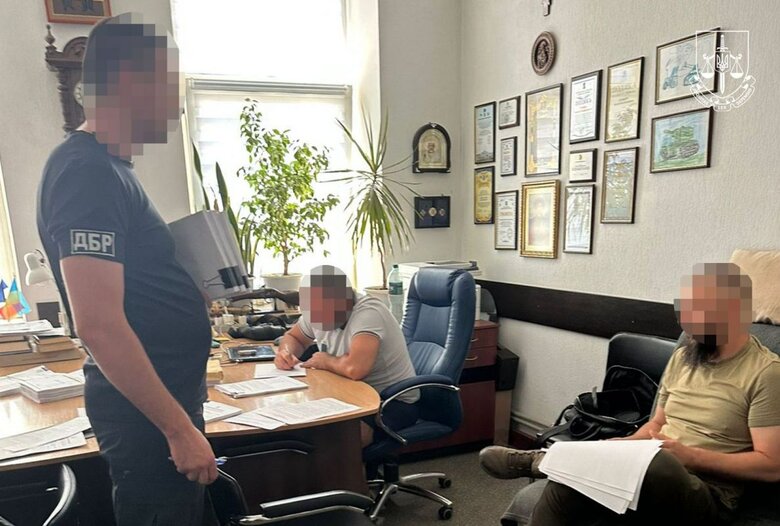 Викрито працівників Марʼїнського райсуду