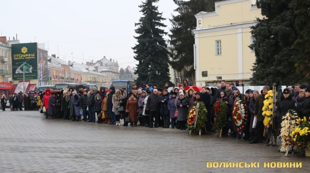 Сотні людей прийшли попрощатися з мером Луцька Романюком 25