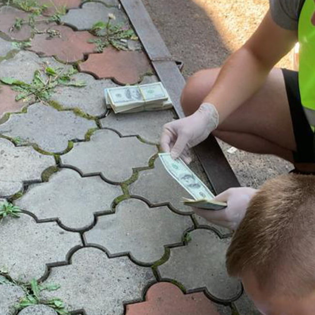 Задержаны валютные мошенники, которые обманули киевлянина на $46 тыс. и совершили наезд на полицейского во время побега,- прокуратура 02