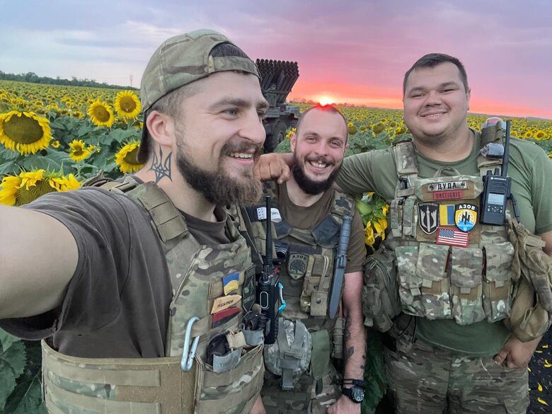 Володимир Дуда: Росіяни просто рівняють із землею. Недавно ми їздили в Бахмут до магазинів чи машини ремонтувати. Життя кипіло, а зараз цього вже немає. 03 Володимир Дуда: Росіяни просто рівняють із землею. Недавно ми їздили в Бахмут до магазинів чи машини ремонтувати. Життя кипіло, а зараз цього вже немає. 03